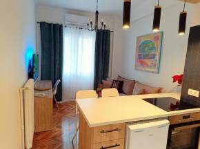 Golden Apartment In Victoria